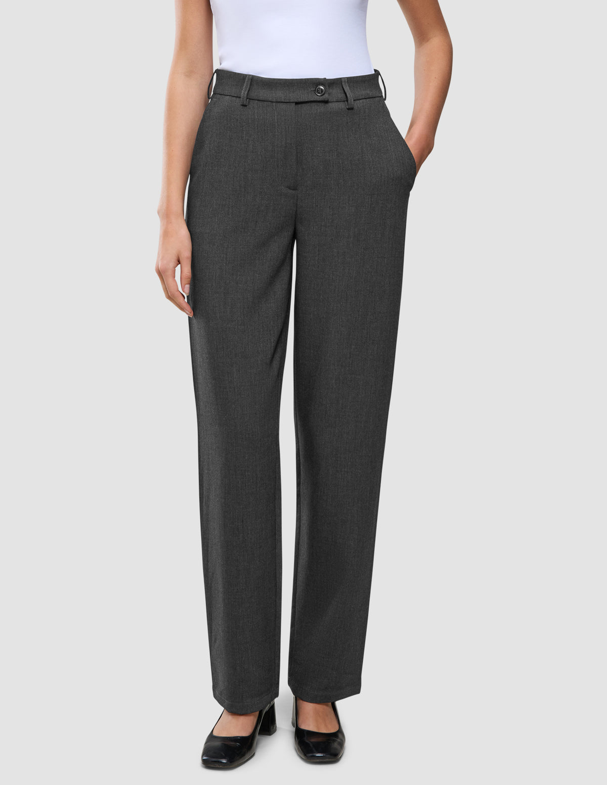 Eine Person, die eine Women GO2 Pants Straight in Dunkelgrau-Melange aus Doubleface-Material trägt, mit Knopfverschluss und Seitentaschen.