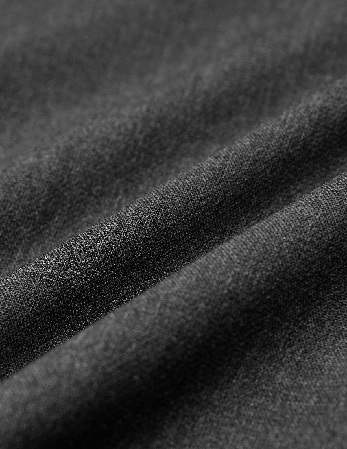 Nahaufnahme der Women GO2 Pants Straight Dark Grey Melange aus dunkelgrauem Doubleface-Material mit sichtbarer Webstruktur, hier in weichen Falten dargestellt.