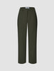 Damenhose GO2 Straight Dusty Olive in Olivgrün, mit geradem Bein, Knopfverschluss und Gürtelschlaufen im raffinierten skandinavischen Design.