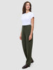 Eine Frau in einem weißen T-Shirt und einer Women GO2 Pants Straight Dusty Olive mit geradem Schnitt, im Profil stehend.