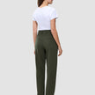Rückansicht einer Frau, die ein weißes T-Shirt und die Hose Women GO2 Pants Straight Dusty Olive trägt, die sich durch eine klare, skandinavische Designästhetik auszeichnet.