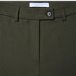 Damenhose GO2 Straight Dusty Olive in Olivgrün, mit geradem Bein, Knopfverschluss und Gürtelschlaufen im raffinierten skandinavischen Design.