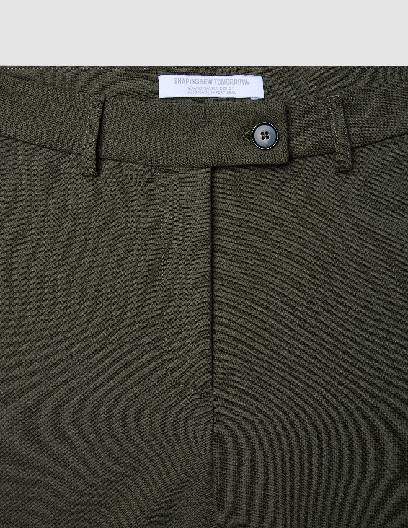 Damenhose GO2 Straight Dusty Olive in Olivgrün, mit geradem Bein, Knopfverschluss und Gürtelschlaufen im raffinierten skandinavischen Design.