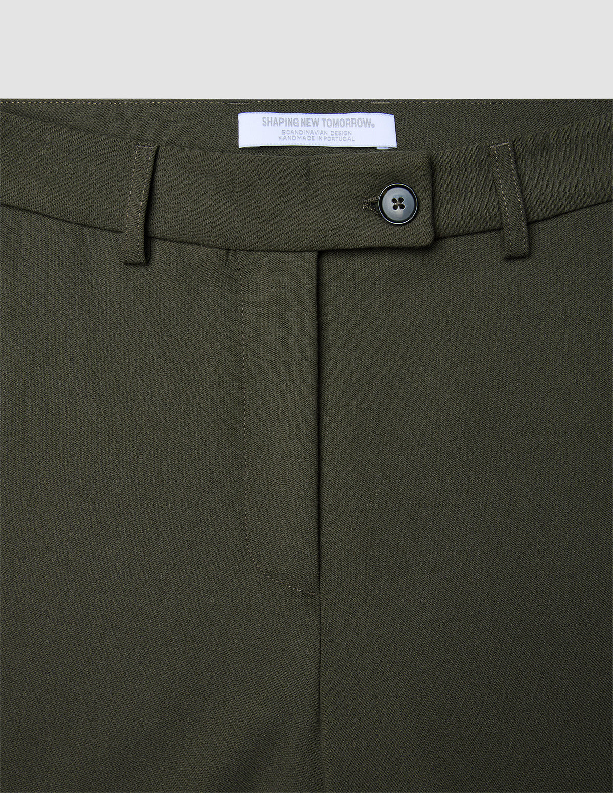 Damenhose GO2 Straight Dusty Olive in Olivgrün, mit geradem Bein, Knopfverschluss und Gürtelschlaufen im raffinierten skandinavischen Design.