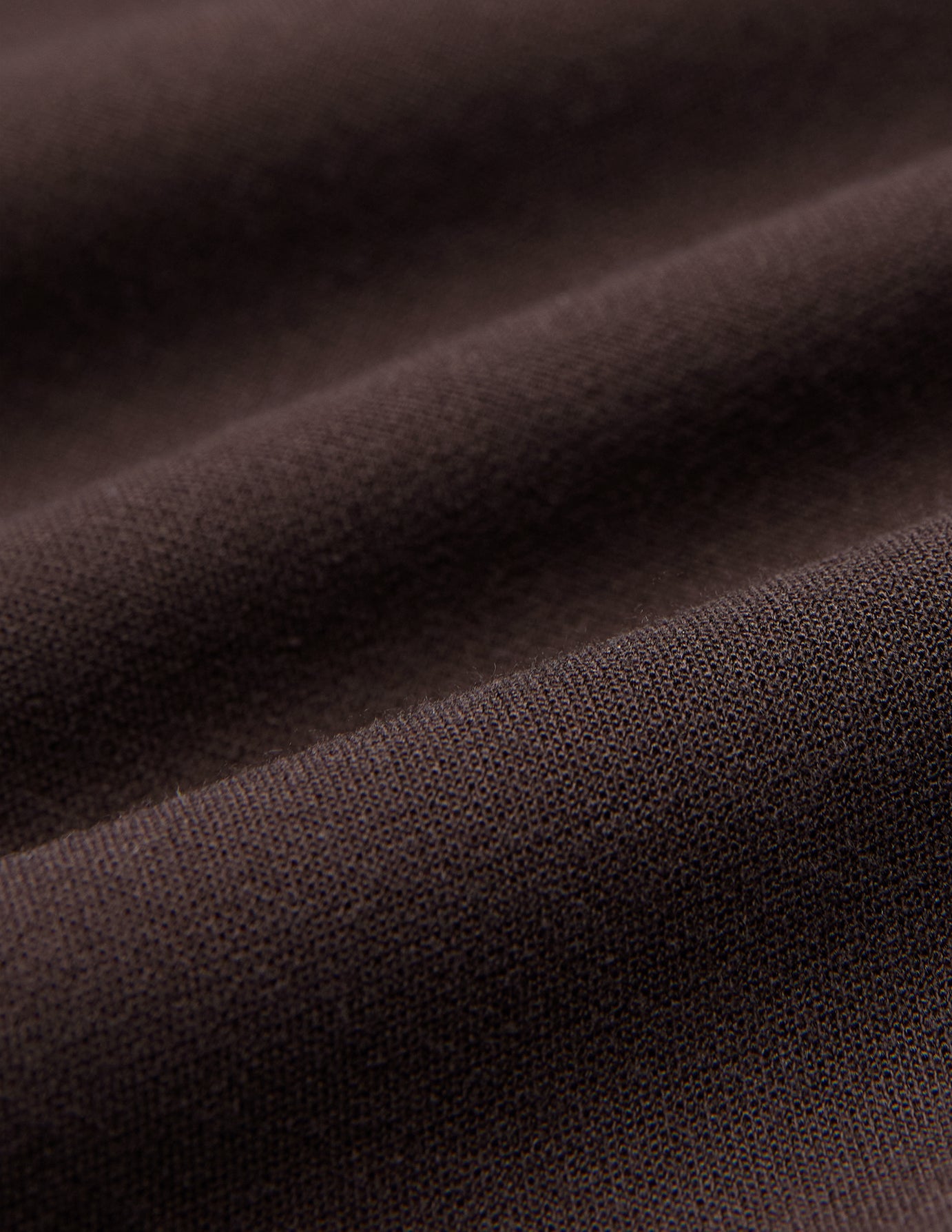 Nahaufnahme des dunkelbraunen Doubleface-Strickstoffs der Damenhose GO2 Pants Straight Mocha mit sanften Falten.