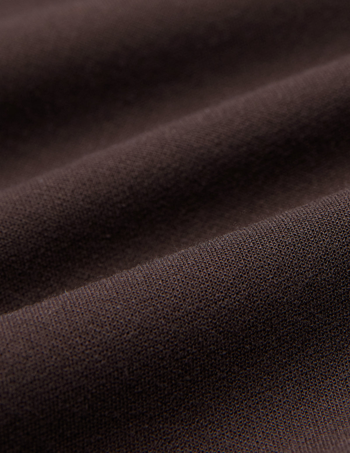 Nahaufnahme des dunkelbraunen Doubleface-Strickstoffs der Damenhose GO2 Pants Straight Mocha mit sanften Falten.