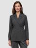 Eine Frau trägt den Women Nara Blazer Fitted Black Check, einen taillierten, schwarz-weiß karierten Zweireiher-Blazer mit 360°-Stretch.