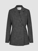 Damenblazer Nara – tailliert, schwarz kariert, im skandinavischen Design, mit schwarz-weißem Karomuster, gekerbtem Revers und Ein-Knopf-Verschluss.