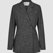 Damenblazer Nara – tailliert, schwarz kariert, im skandinavischen Design, mit schwarz-weißem Karomuster, gekerbtem Revers und Ein-Knopf-Verschluss.