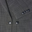 Nahaufnahme eines schwarzen, karierten Women Nara-Blazers in taillierter Passform, die das Revers, die Knöpfe auf der Vorderseite und eine Ärmelbündchen mit vier Knöpfen zeigt.