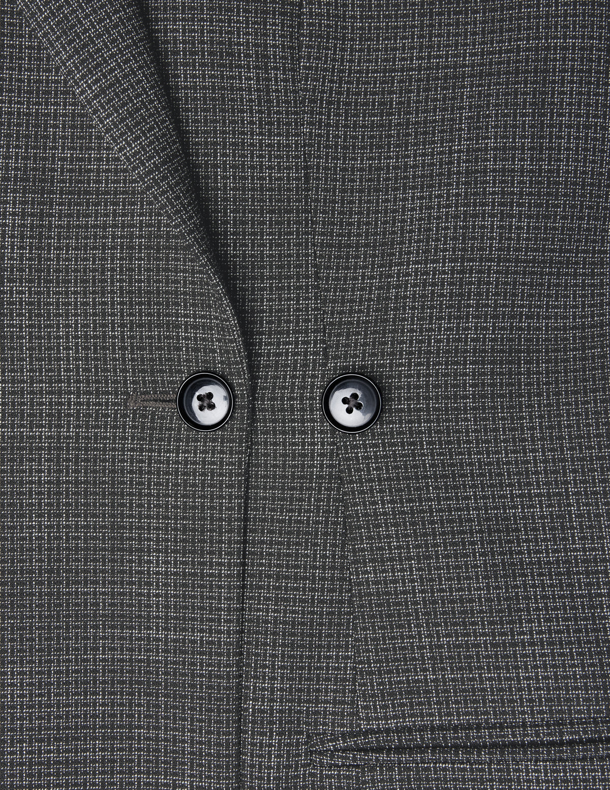 Nahaufnahme eines Women Nara Blazer Fitted Black Check – eines anthrazitfarbenen, taillierten Blazers mit dezentem weißem Karomuster, zwei schwarzen Knöpfen und 360°-Stretch.