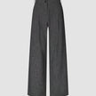 Damenhose Nara in weitem Schnitt mit schwarzem Karomuster, hoher Taille, Knopfleiste, Gürtelschlaufen und schwarz-weißem Karomuster.