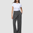 Eine Frau trägt ein weißes T-Shirt und eine hoch taillierte Damenhose Nara Pants Wide Black Check.