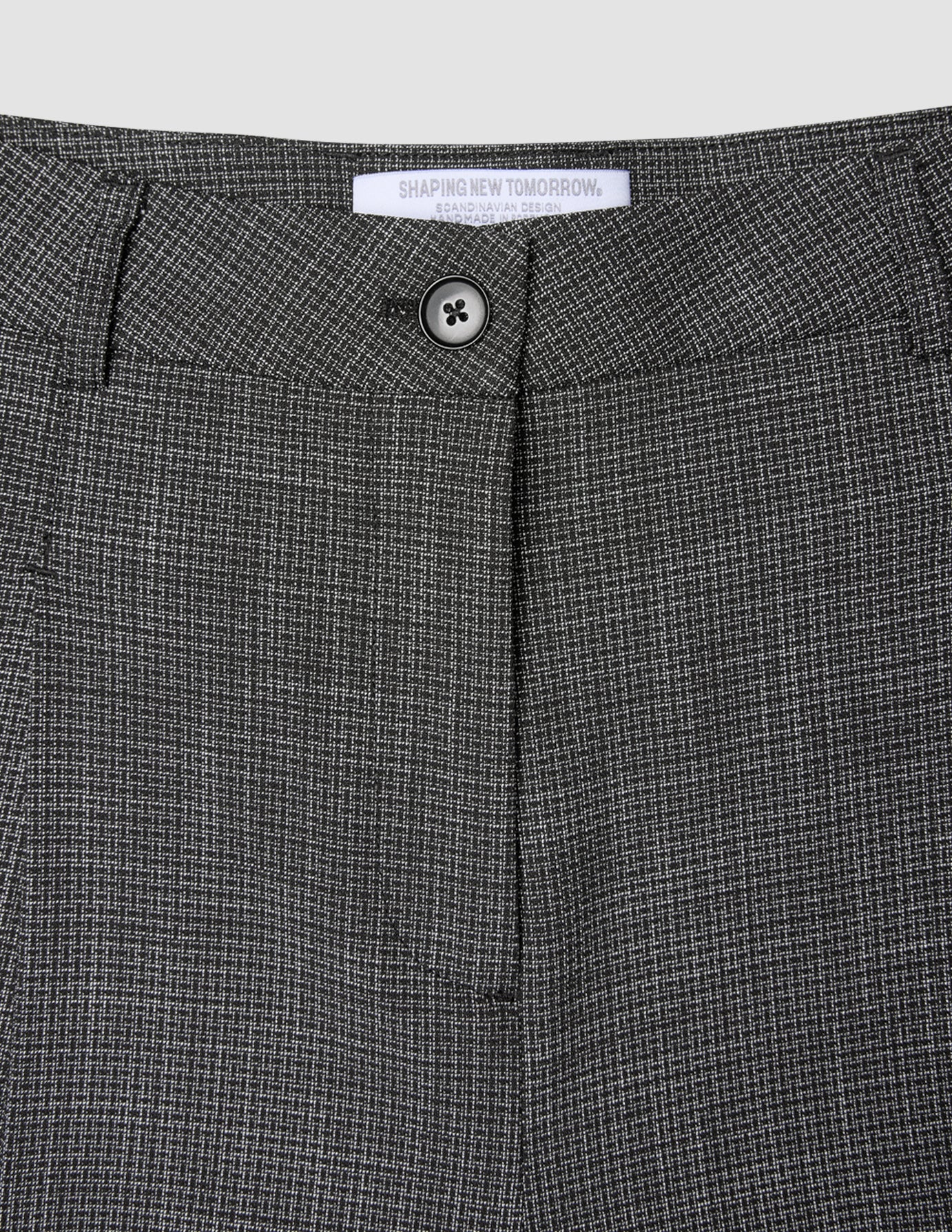 Nahaufnahme des hohen Bundes und des Knopfverschlusses der schwarz-weißen Damenhose Nara Pants Wide Black Check.