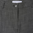 Nahaufnahme des hohen Bundes und des Knopfverschlusses der schwarz-weißen Damenhose Nara Pants Wide Black Check.
