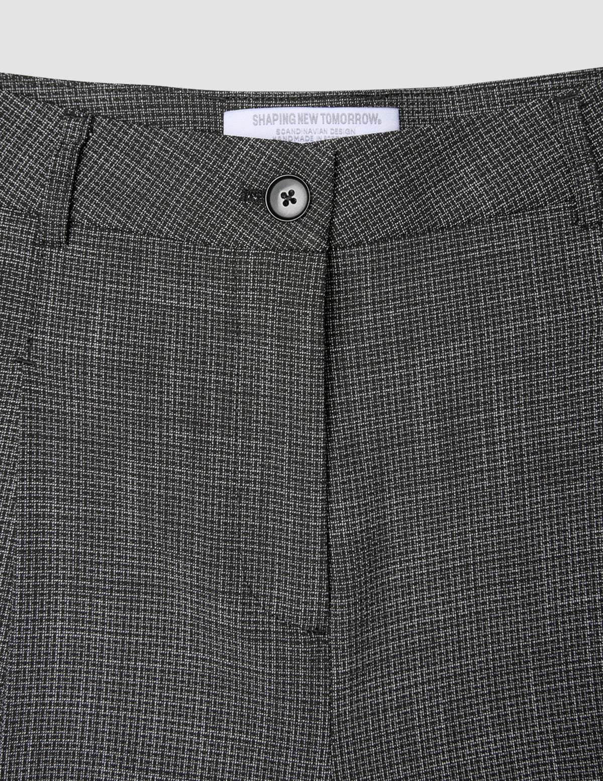 Nahaufnahme des hohen Bundes und des Knopfverschlusses der schwarz-weißen Damenhose Nara Pants Wide Black Check.
