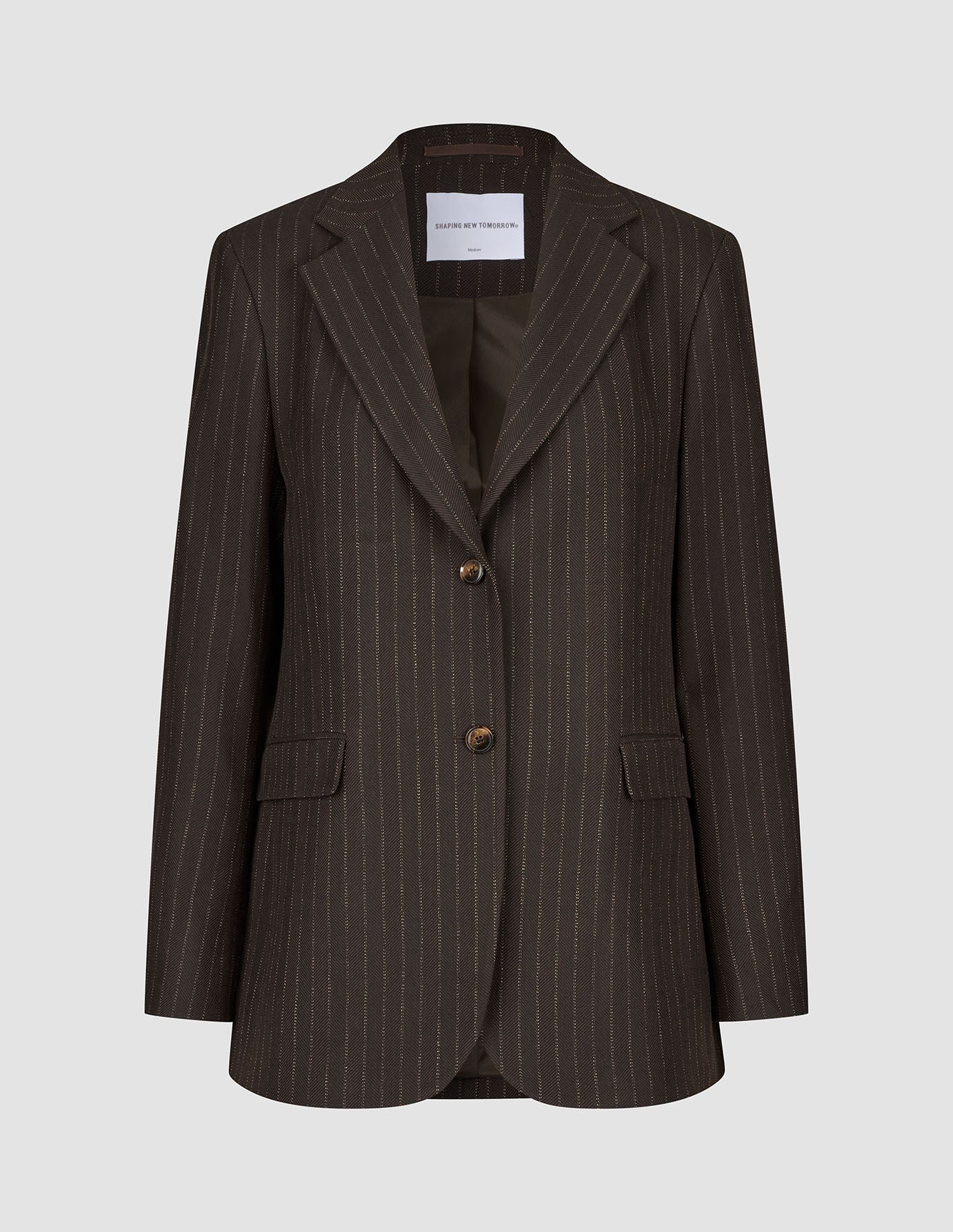 Damenblazer Serene in regulärer Passform, Walnut Herringbone – ein braunes Nadelstreifenmuster in regulärer Passform mit zwei Knöpfen vorne und Pattentaschen.