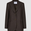Damenblazer Serene in regulärer Passform, Walnut Herringbone – ein braunes Nadelstreifenmuster in regulärer Passform mit zwei Knöpfen vorne und Pattentaschen.