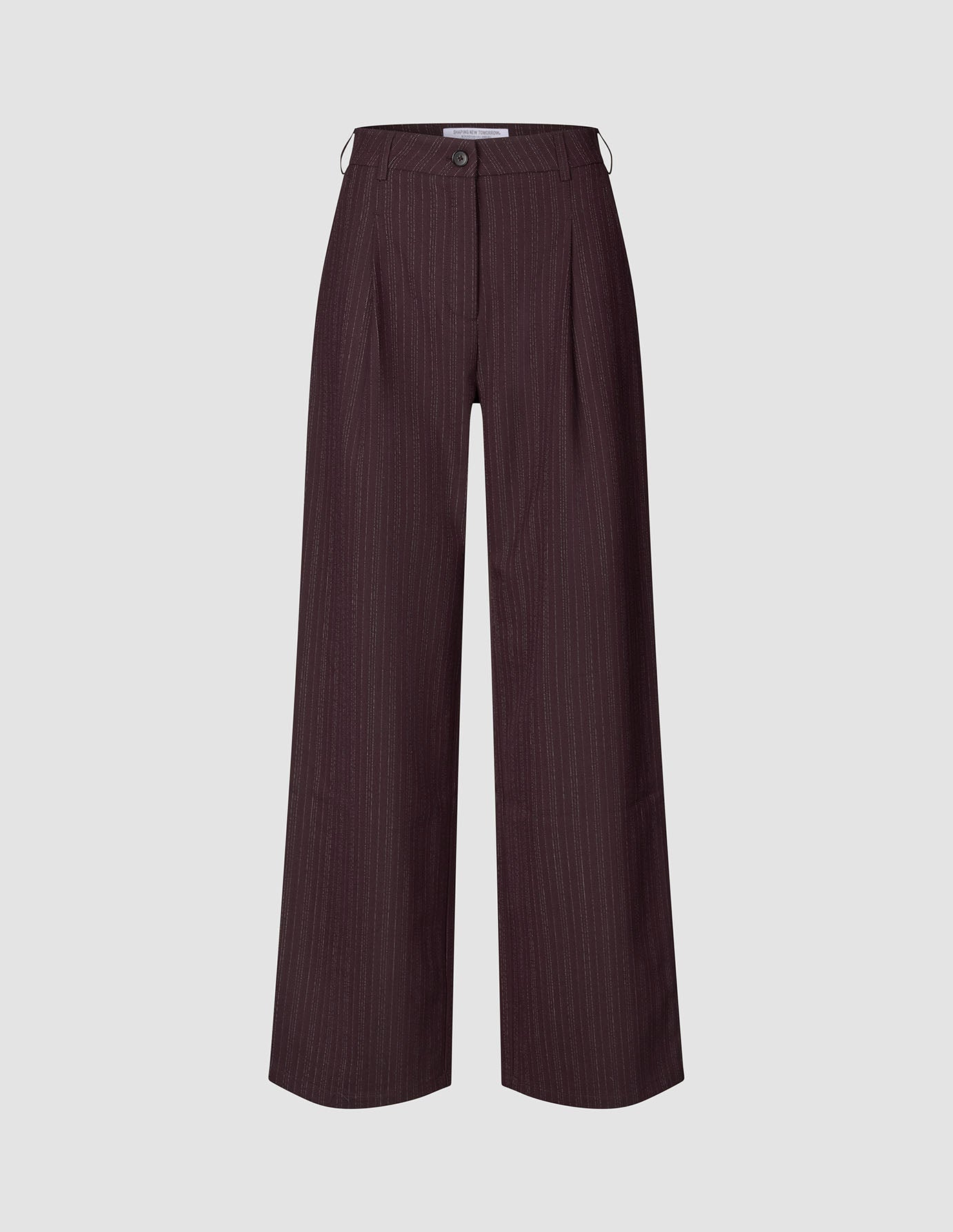 Damenhose Serene Wide Berry Pinstripe in tiefem Rot mit weitem Beinschnitt, dezentem Nadelstreifenmuster, Knopfverschluss und Falten vorne im minimalistischen skandinavischen Design.