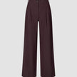 Damenhose Serene Wide Berry Pinstripe in tiefem Rot mit weitem Beinschnitt, dezentem Nadelstreifenmuster, Knopfverschluss und Falten vorne im minimalistischen skandinavischen Design.