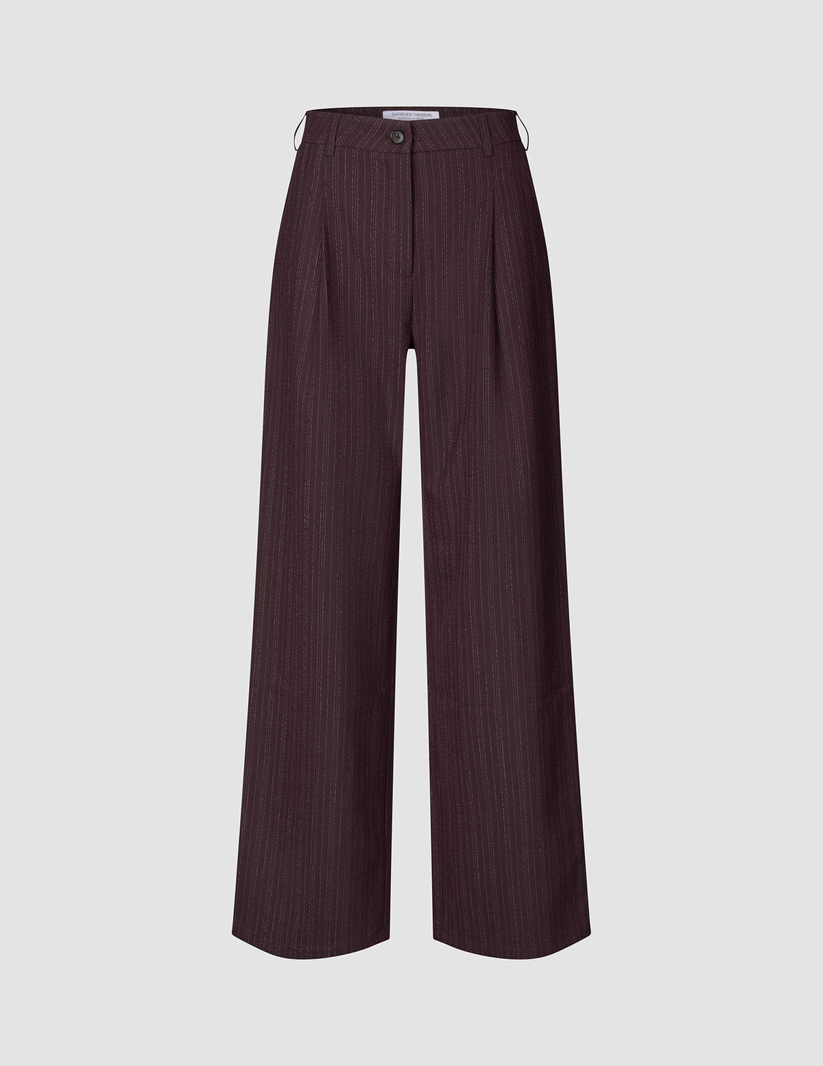 Damenhose Serene Wide Berry Pinstripe in tiefem Rot mit weitem Beinschnitt, dezentem Nadelstreifenmuster, Knopfverschluss und Falten vorne im minimalistischen skandinavischen Design.
