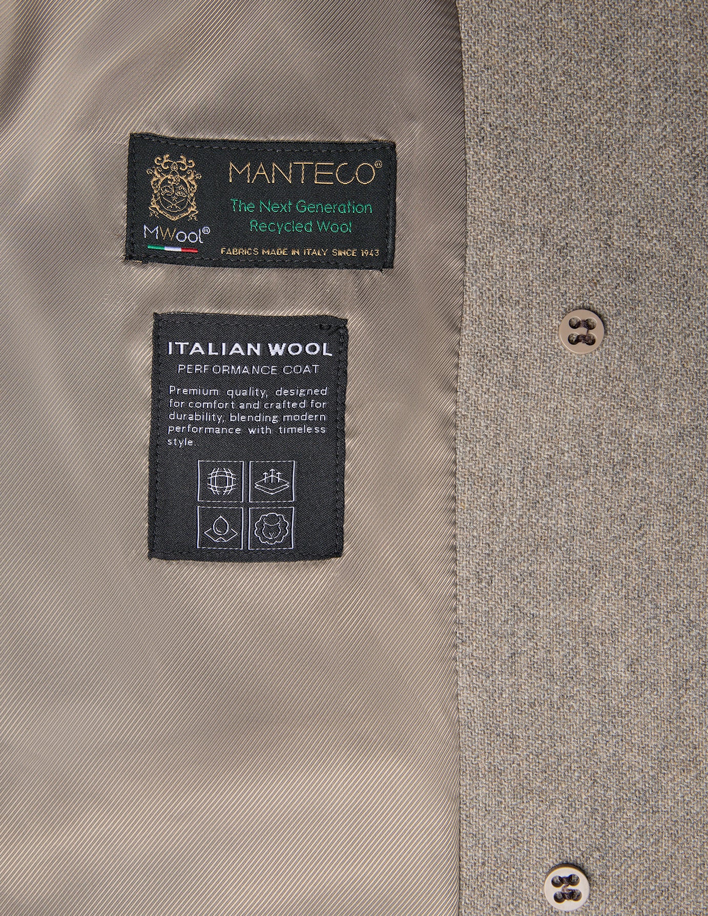 Innenetiketten des Damen-Wollmantels in Greige mit den Markenlogos von Manteco und Italian Wool sowie Pflegehinweisen, wie sie für skandinavisches Design typisch sind.