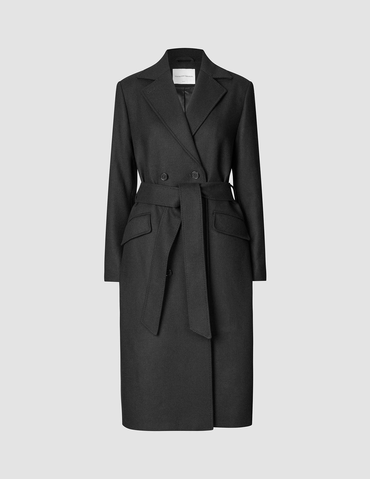 Schwarzer Damenmantel aus Wolle in minimalistischem Design mit doppelreihigem Schnitt, gekerbtem Revers, zwei Pattentaschen vorne und einem passenden Bindegürtel in der Taille.